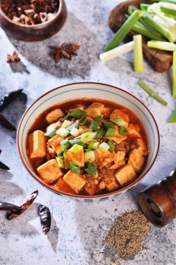 Bir masada mapo doufu ile pirinç bir kase                                                    