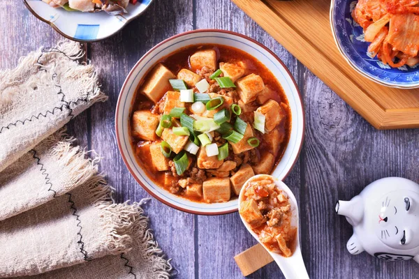 Skål Med Ris Med Mapo Doufu Ett Rustikt Träbord — Stockfoto