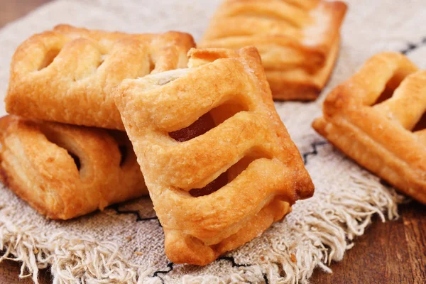 Blätterteig Gefüllt Mit Apfelmarmelade Auf Einem Holztisch — Stockfoto