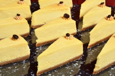 Ny stili Cheese cake büfe masa üzerinde dilim 