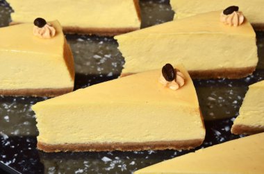 Ny stili Cheese cake büfe masa üzerinde dilim 