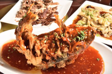 Derin kızarmış balık tatlı ve ekşi sos ile tepesinde.