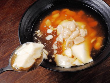 Tayvanlı geleneksel tatlı, fıstık ile tofu puding      