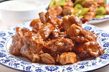 Lezzetli Çin çanak-Spareribs kahverengi sos kızarmış
