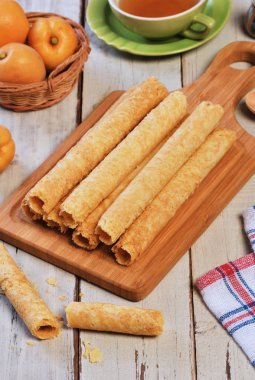 Ahşap tahta üzerinde el yapımı yumurta rulo