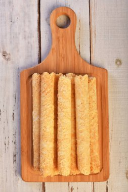 Ahşap tahta üzerinde el yapımı yumurta rulo