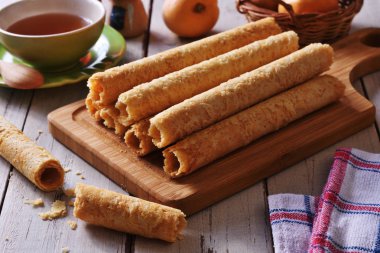 Ahşap tahta üzerinde el yapımı yumurta rulo