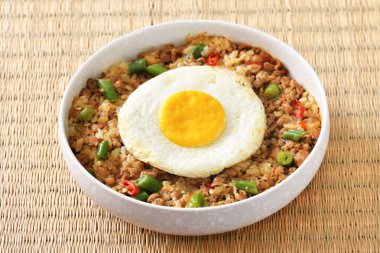 Pirinç üzerinde kutsal fesleğen ile kızarmış kıyılmış domuz karıştırın. Tayland sokak gıda. 