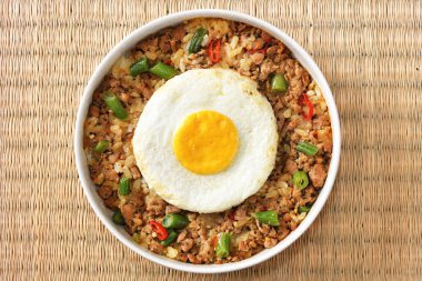 Pirinç üzerinde kutsal fesleğen ile kızarmış kıyılmış domuz karıştırın. Tayland sokak gıda. 