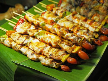 Gece pazarında ızgara sebze ve et Şişler, Tayland  