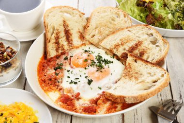 Tabakta crsipy tost ile yumurta kadar Güneşli tarafı                