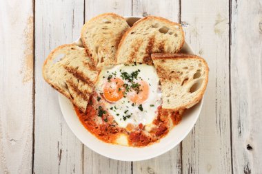 Tabakta crsipy tost ile yumurta kadar Güneşli tarafı                