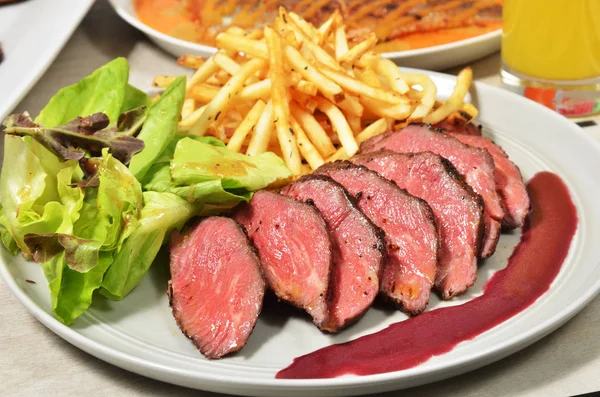 Carne Assada Com Batatas Fritas Salada Prato Branco — Fotografia de Stock