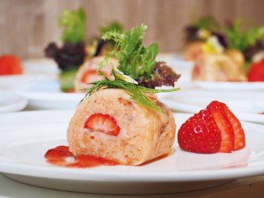 Çilekli somon dürümü, sağlıklı beslenme kavramı..     