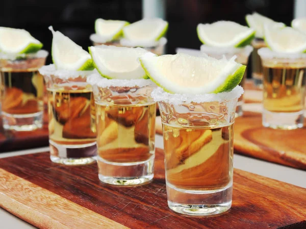 Colpi Tequila Con Lime Sale Sul Vassoio Legno — Foto Stock