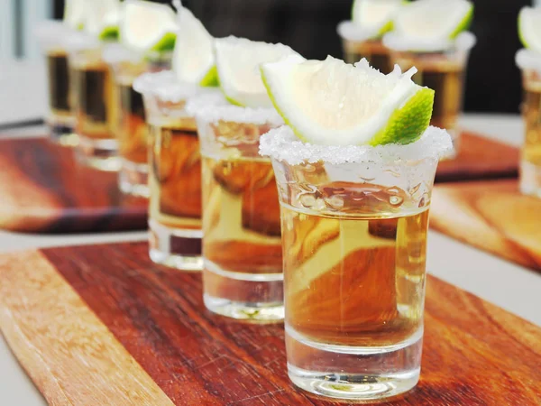 Colpi Tequila Con Lime Sale Sul Vassoio Legno — Foto Stock