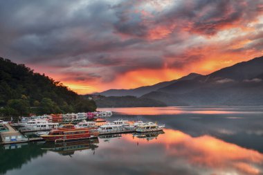 Sun Moon Gölü, Tayvan - 29 Eylül 2019: Nantou, Tayvan 'daki ünlü Güneş Ay Gölü' nde sabahın erken saatlerinde gün doğumu