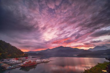 Sun Moon Gölü, Tayvan - 29 Eylül 2019: Nantou, Tayvan 'daki ünlü Güneş Ay Gölü' nde sabahın erken saatlerinde gün doğumu