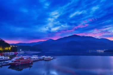 Sun Moon Gölü, Tayvan - 29 Eylül 2019: Nantou, Tayvan 'daki ünlü Güneş Ay Gölü' nde sabahın erken saatlerinde gün doğumu