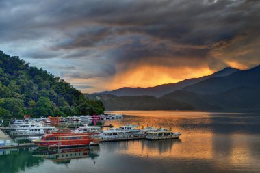Sun Moon Gölü, Tayvan - 29 Eylül 2019: Nantou, Tayvan 'daki ünlü Güneş Ay Gölü' nde sabahın erken saatlerinde gün doğumu