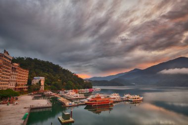 Sun Moon Gölü, Tayvan - 29 Eylül 2019: Nantou, Tayvan 'daki ünlü Güneş Ay Gölü' nde sabahın erken saatlerinde gün doğumu