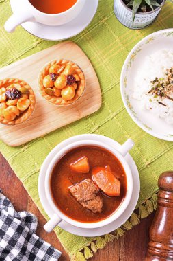 Masada pilav ve haşlanmış et.