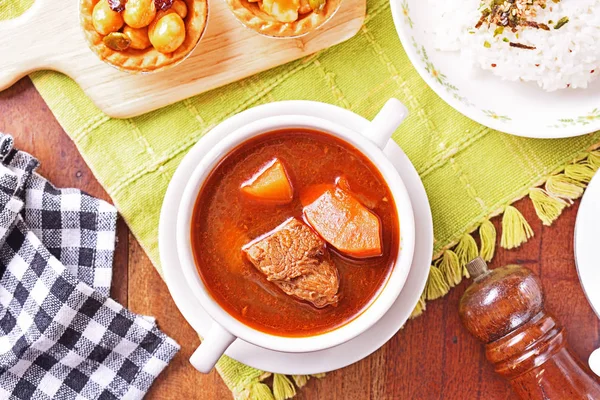 Carne Res Estofada Con Arroz Sobre Mesa —  Fotos de Stock