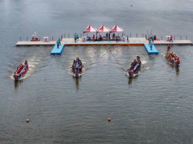 TAIPEI, 26 Haziran 2020 - Keelung Nehri 'nde ejderha botu yarışması düzenlendi. TAIPEI, Tayvan 'daki Ejder Teknesi Festivali        