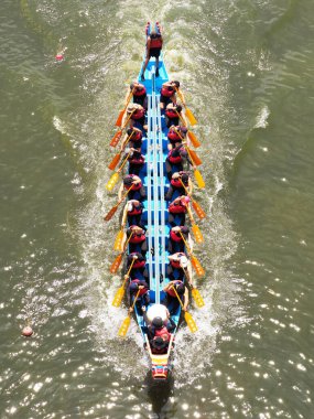 TAIPEI, 26 Haziran 2020 - Keelung Nehri 'nde ejderha botu yarışması düzenlendi. TAIPEI, Tayvan 'daki Ejder Teknesi Festivali        