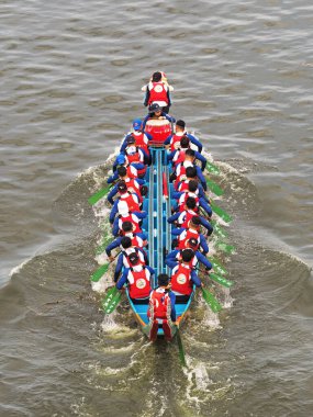 TAIPEI, 26 Haziran 2020 - Keelung Nehri 'nde ejderha botu yarışması düzenlendi. TAIPEI, Tayvan 'daki Ejder Teknesi Festivali        