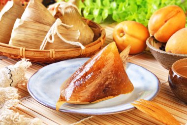  Masada çay olan kırmızı fasulye zongzi.  