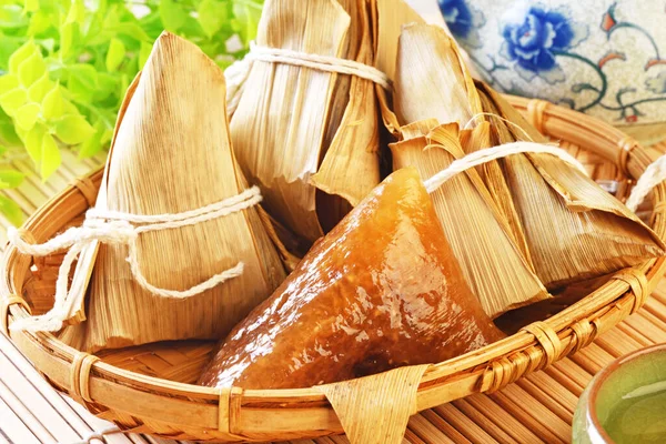 Красные Бобы Щелочной Zongzi Чаем Столе — стоковое фото