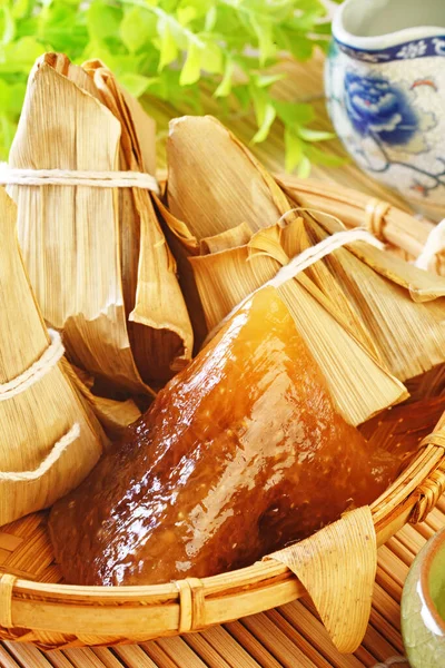 Zongzi Alcalino Feijão Vermelho Com Chá Mesa — Fotografia de Stock