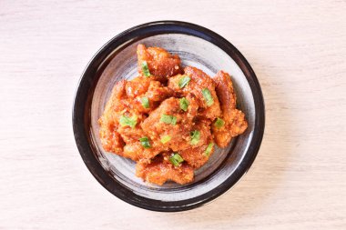 Kore usulü soslu kızarmış tavuk.   