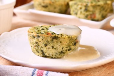 Beyaz tabakta ıspanak yumurtalı omlet.