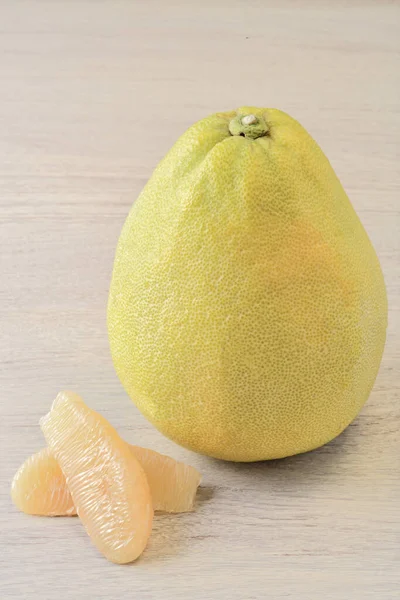 Pomelo Frucht mit Scheiben — Stockfoto