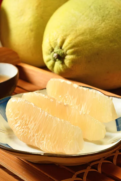 Fresh Peeled Pomelo Plate — Stock Photo, Image