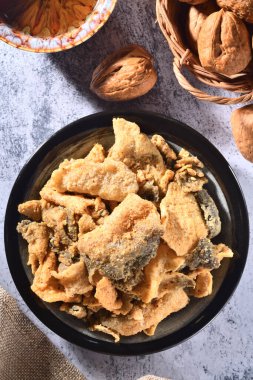 Tabakta tuzlu yumurta, çıtır balık derisi.