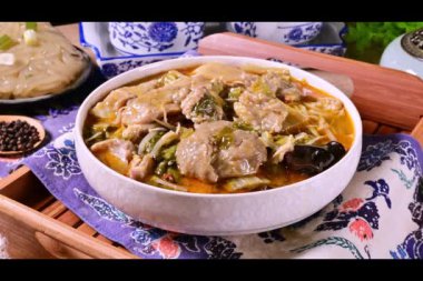 Çin Sichuan geleneksel mutfağı - haşlanmış hardal turşulu balık 