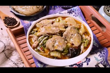 Çin Sichuan geleneksel mutfağı - haşlanmış hardal turşulu balık 