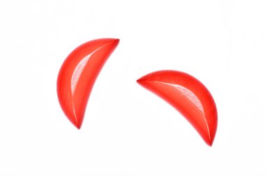  Beyaz zemin üzerinde kırmızı tahta kehanet blokları, her iki blok da eğri yüzlü olarak yere indiğinde, buna Yin Bei denir. Bu, Tanrı soruna hayır diyor demek.. 