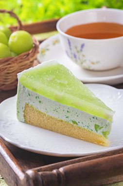 Tahta tepside çay ile turşulu yeşil mango mus keki.