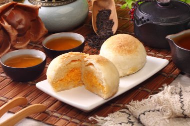 Golden moon pastry filling is made of crushed golden salted egg yolks and mung bean paste, which is very light and refreshing,is very popular in Taiwan 