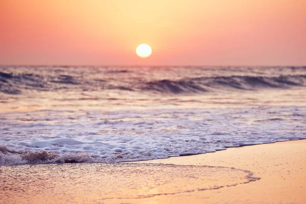 Идиллический Закат Пустом Тропическом Пляже Выборочный Фокус Пене Песке Против — стоковое фото