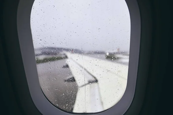 Close Van Vliegtuig Venster Tijdens Regen Selectieve Aandacht Regendruppels — Stockfoto
