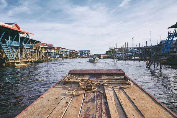 Barco Meio Aldeia Flutuante Tonle Sap Lake Siem Reap Province — Fotografia de Stock