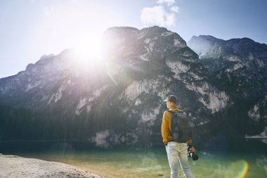 Kamera tutan göl Braies ve dağlar karşı gündoğumu sırasında genç fotoğrafçı. Dolomites, İtalya 