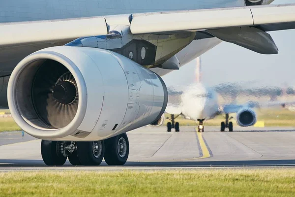 Heiße Luft Aus Strahltriebwerk Gegen Flugzeug Das Zur Landebahn Des — Stockfoto