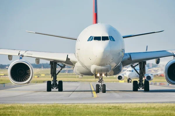 Dia Ensolarado Aeroporto Movimentado Avião Carga Está Taxiando Para Pista — Fotografia de Stock