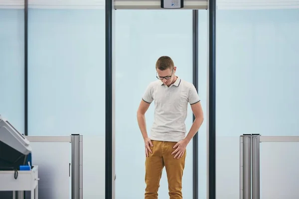 Contrôle Sécurité Aéroport Jeune Homme Voyageur Dans Porte Détecteur Métaux — Photo